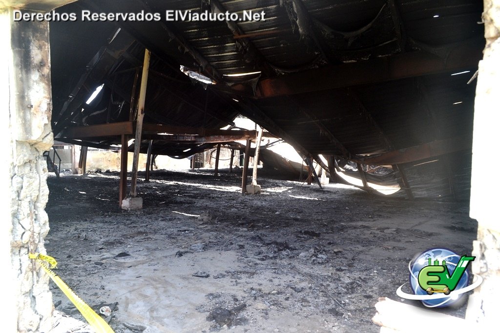 Investigan causas del incendio que destruyo uno de los depositos de empresa Caribbean Plastic Shoes en Zona Franca de Moca